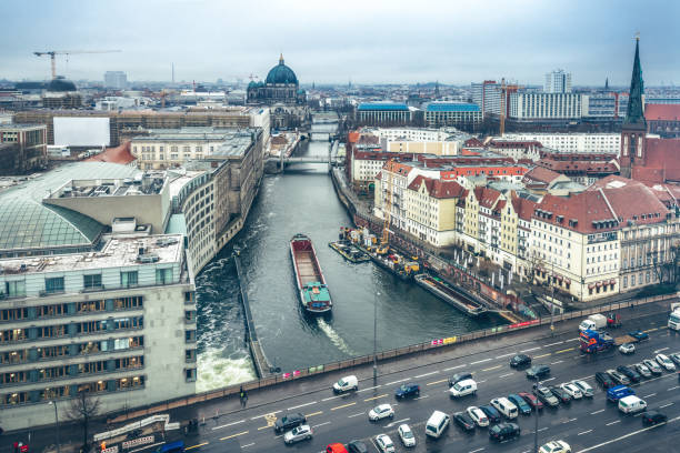 вид с высоты угла над берлином на собор и реку - berlin germany overcast dramatic sky skyline стоковые фото и изображения