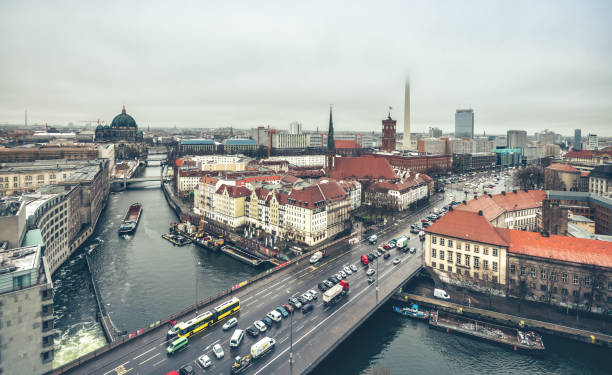 вид с высоким углом над берлином с телебашняю, спрятанной в тумане - berlin germany overcast dramatic sky skyline стоковые фото и изображения