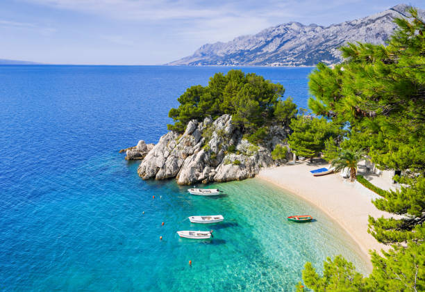 красивый пляж, средиземное море, макарская ривьера, хорватия - croatia стоковые фото и изображения