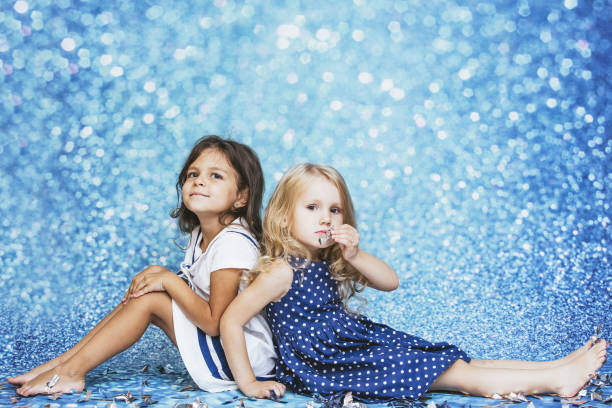 deux petit mode enfant de filles avec des confettis argent en arrière-plan avec des plaques de mignon et beau - version 3 flash photos et images de collection