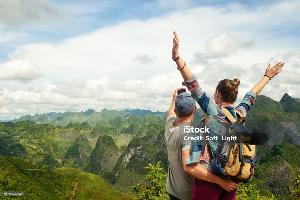 pareja de turistas haciendo selfie sobre fondo de montañas karst. - Foto de stock de Vietnam libre de derechos