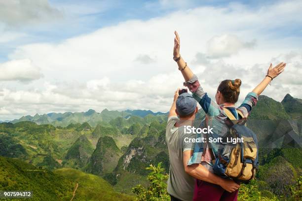 Coppia Di Turisti Che Fanno Selfie Sullo Sfondo Delle Montagne Carsiche - Fotografie stock e altre immagini di Vietnam