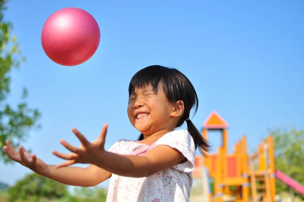 menina brincando com bola - playing the ball - fotografias e filmes do acervo