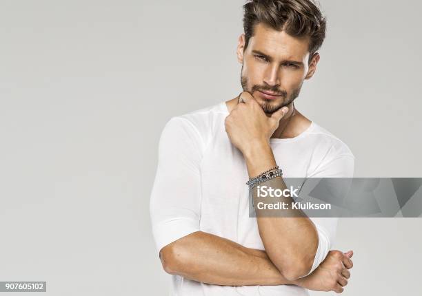 Gut Aussehender Mann Stockfoto und mehr Bilder von Männer - Männer, Gutaussehend, Model