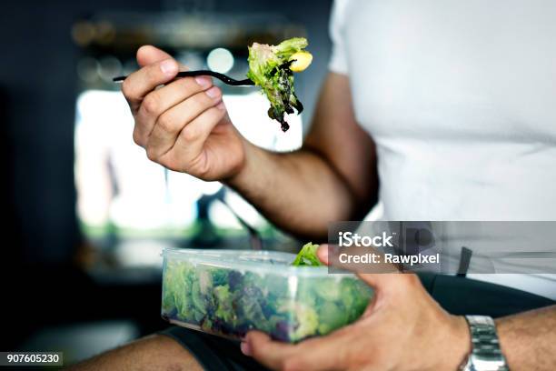 Foto de Pessoas A Comer Alimentos Saudáveis e mais fotos de stock de Comer - Comer, Esportista, Brócolis