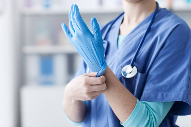 lekarz w rękawiczkach - doctor preparation surgery surgical glove zdjęcia i obrazy z banku zdjęć