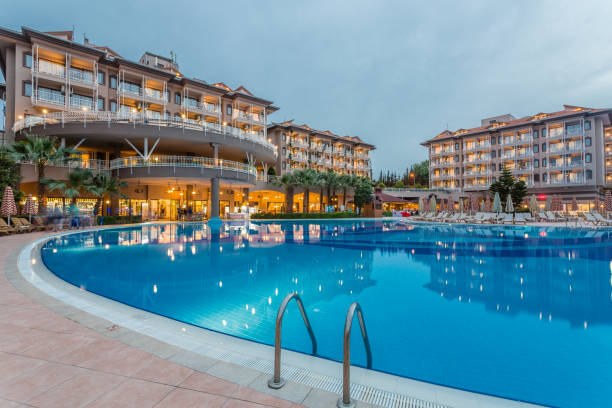 luksusowy hotel wypoczynkowy z basenem o zachodzie słońca - poolside swimming pool resort swimming pool hotel zdjęcia i obrazy z banku zdjęć