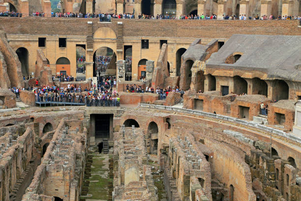 colisée, coliseum ou coloseo, amphithéâtre flavien plus grand jamais construit symbole de la ville antique de roms dans l’empire romain. - coliseum rome roma province roman photos et images de collection