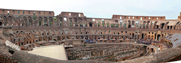 colisée, coliseum ou coloseo, amphithéâtre flavien plus grand jamais construit symbole de la ville antique de roms dans l’empire romain. - coliseum rome roma province roman photos et images de collection