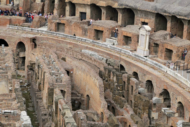 colisée, coliseum ou coloseo, amphithéâtre flavien plus grand jamais construit symbole de la ville antique de roms dans l’empire romain. - coliseum rome roma province roman photos et images de collection