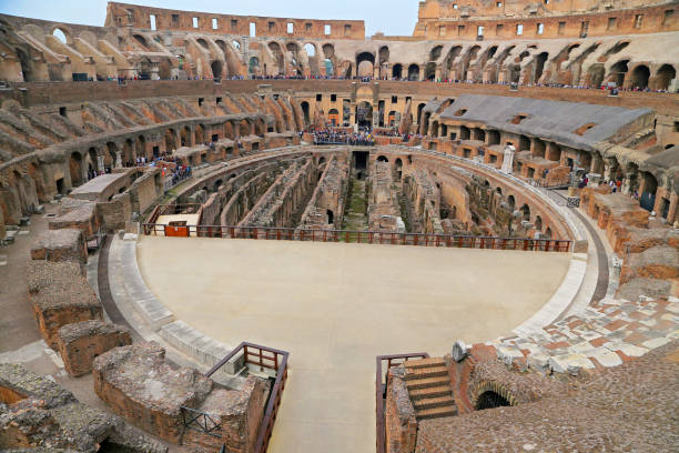 colisée, coliseum ou coloseo, amphithéâtre flavien plus grand jamais construit symbole de la ville antique de roms dans l’empire romain. - coliseum rome roma province roman photos et images de collection