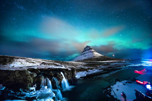 северное сияние на горе киркюфелл исландия - aurora borealis iceland astronomy tranquil scene стоковые фото и изображения