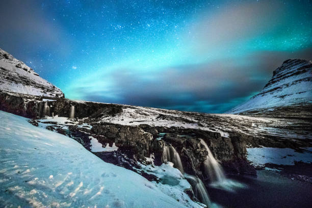 северное сияние на горе киркюфелл исландия - aurora borealis iceland astronomy tranquil scene стоковые фото и изображения