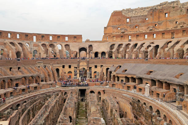 colisée, coliseum ou coloseo, amphithéâtre flavien plus grand jamais construit symbole de la ville antique de roms dans l’empire romain. - coliseum rome roma province roman photos et images de collection