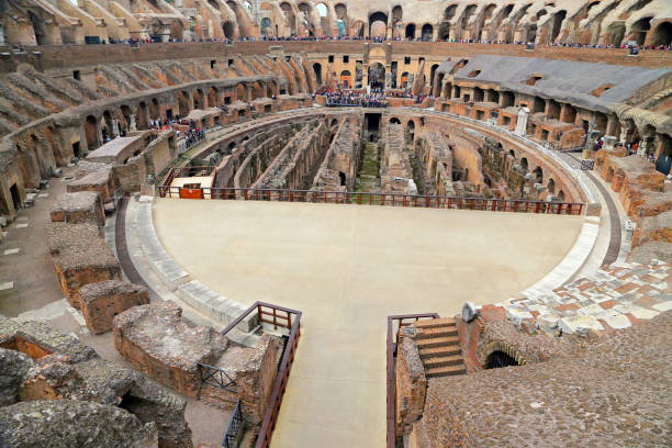 colisée, coliseum ou coloseo, amphithéâtre flavien plus grand jamais construit symbole de la ville antique de roms dans l’empire romain. - coliseum rome roma province roman photos et images de collection