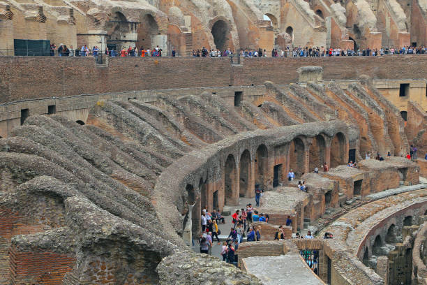 colisée, coliseum ou coloseo, amphithéâtre flavien plus grand jamais construit symbole de la ville antique de roms dans l’empire romain. - coliseum rome roma province roman photos et images de collection