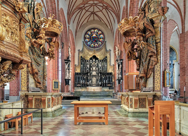 presbiterio y altar de storkyrkan (la gran iglesia) en estocolmo, suecia - iluminación de techo abovedado fotografías e imágenes de stock