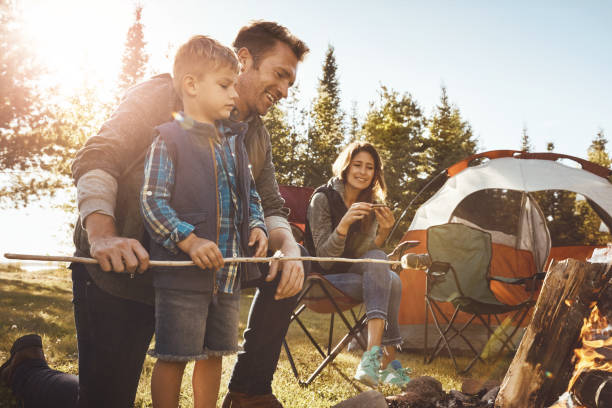 se mores signifie plus particulièrement en camping - camping family tent couple photos et images de collection
