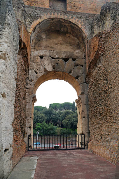 colisée, coliseum ou coloseo, amphithéâtre flavien plus grand jamais construit symbole de la ville antique de roms dans l’empire romain. - coliseum rome roma province roman photos et images de collection