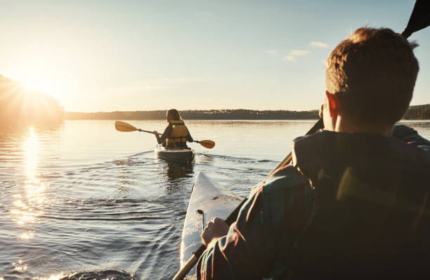 mi mancava andare in kayak con lei - men sitting canoe canoeing foto e immagini stock