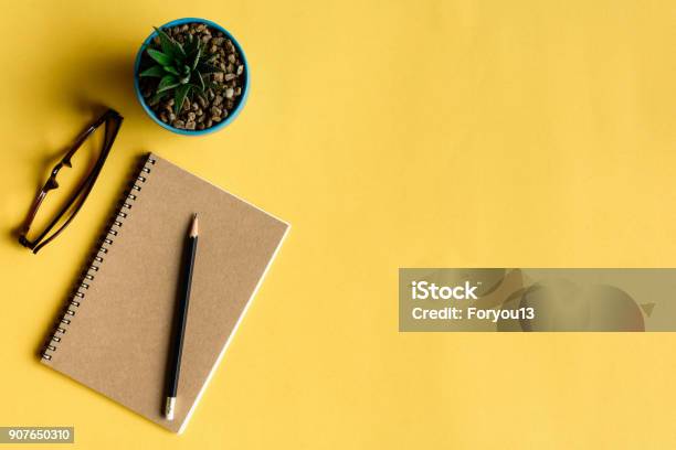 ノートブックと黄色の机の上の鉛筆 - ノートのストックフォトや画像を多数ご用意 - ノート, ペン, テーブル