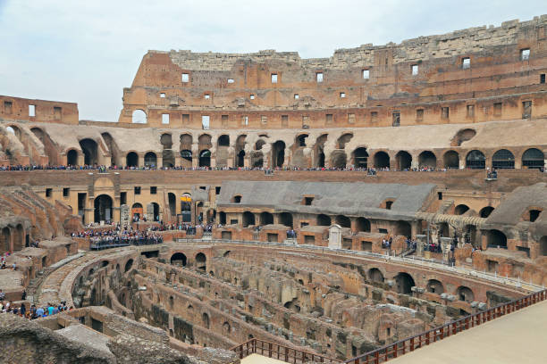 colisée, coliseum ou coloseo, amphithéâtre flavien plus grand jamais construit symbole de la ville antique de roms dans l’empire romain. - coliseum rome roma province roman photos et images de collection