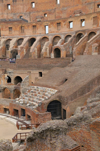 colisée, coliseum ou coloseo, amphithéâtre flavien plus grand jamais construit symbole de la ville antique de roms dans l’empire romain. - coliseum rome roma province roman photos et images de collection
