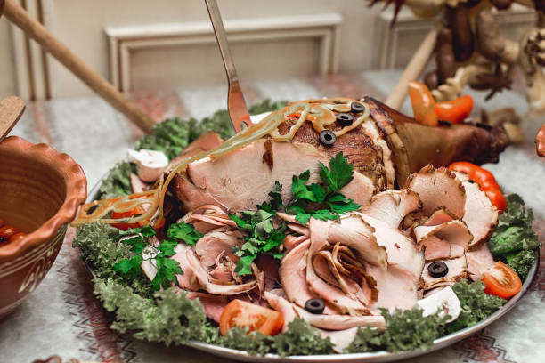 pieczeń wieprzowa podawana z pieczonymi jabłkami i pieczonymi warzywami, tradycyjny niedzielny obiad - ham baked roast pork holiday zdjęcia i obrazy z banku zdjęć