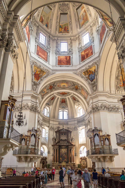 vista interior da cúpula da catedral de salzburgo - indoors cathedral salzburg cathedral salzburg - fotografias e filmes do acervo