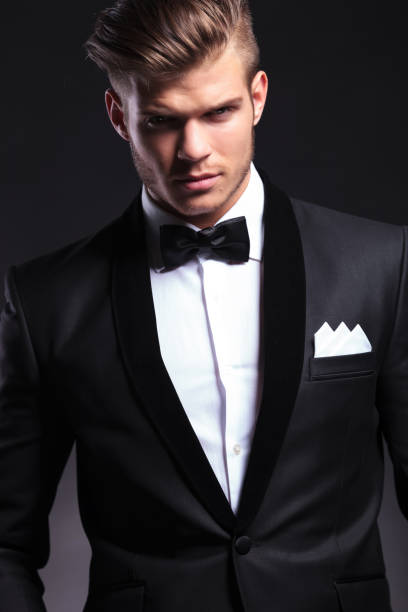 recorte de un hombre de negocios usando un esmoquin - handkerchief necktie fashion tuxedo fotografías e imágenes de stock