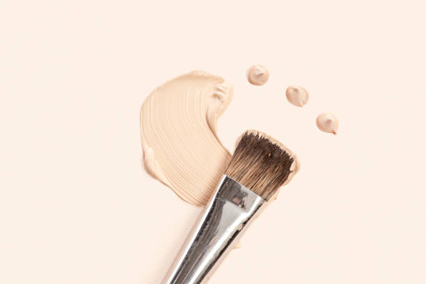 화장품 기초 크림과 파우더 브러쉬 - make up brush face powder make up isolated 뉴스 사진 이미지