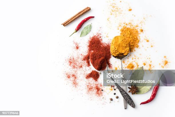 Cucchiai Con Paprika E Curry - Fotografie stock e altre immagini di Spezia - Spezia, India, Ingrediente