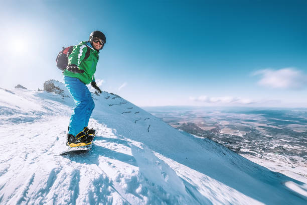 snowboarder permanecer en la cima de la montaña, tatranska lomnica, eslovaquia - ski insurance fotografías e imágenes de stock