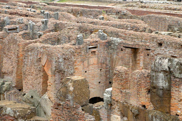 colisée, coliseum ou coloseo, amphithéâtre flavien plus grand jamais construit symbole de la ville antique de roms dans l’empire romain. - coliseum rome roma province roman photos et images de collection