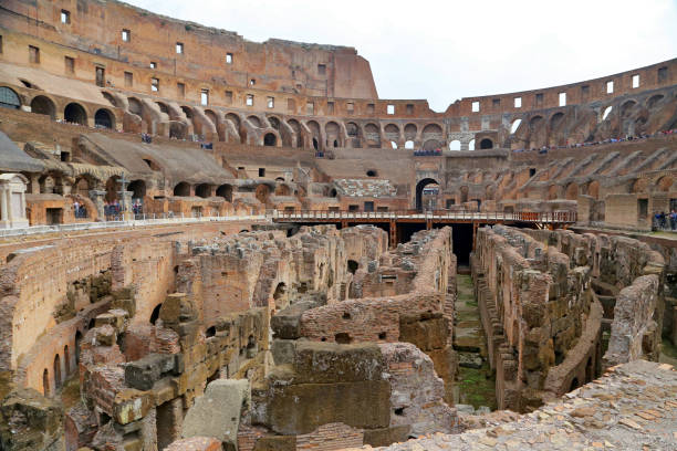 colisée, coliseum ou coloseo, amphithéâtre flavien plus grand jamais construit symbole de la ville antique de roms dans l’empire romain. - coliseum rome roma province roman photos et images de collection