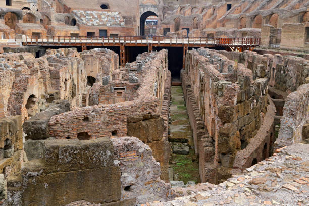 colisée, coliseum ou coloseo, amphithéâtre flavien plus grand jamais construit symbole de la ville antique de roms dans l’empire romain. - coliseum rome roma province roman photos et images de collection