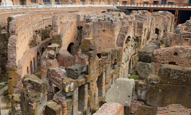 colisée, coliseum ou coloseo, amphithéâtre flavien plus grand jamais construit symbole de la ville antique de roms dans l’empire romain. - coliseum rome roma province roman photos et images de collection