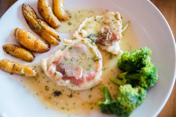 scaloppina al rosmarino con patate al forno su fondo complesso e broccoli - trapani close up sicily italy foto e immagini stock