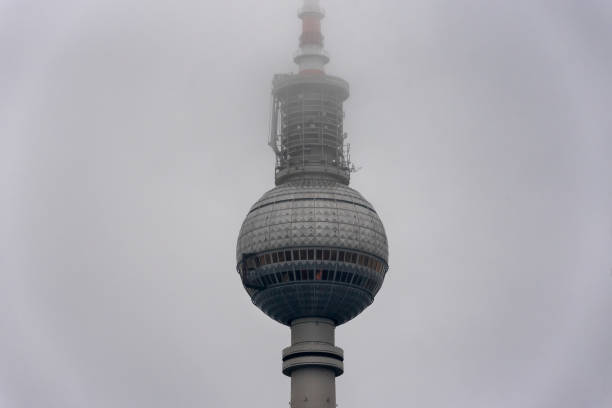 berlin tv tower in fog - berlin radio tower imagens e fotografias de stock