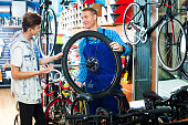 mann-mit-fahrrad-rad-arbeiten-und-helfen-jungen.jpg?b=1&s=170x170&k=20&c=hrmjxBaNjeUKhdKJdrisIJStgbNxzcIR4o8O-UJdkHI=