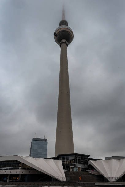 berlin tv tower in fog - berlin radio tower imagens e fotografias de stock