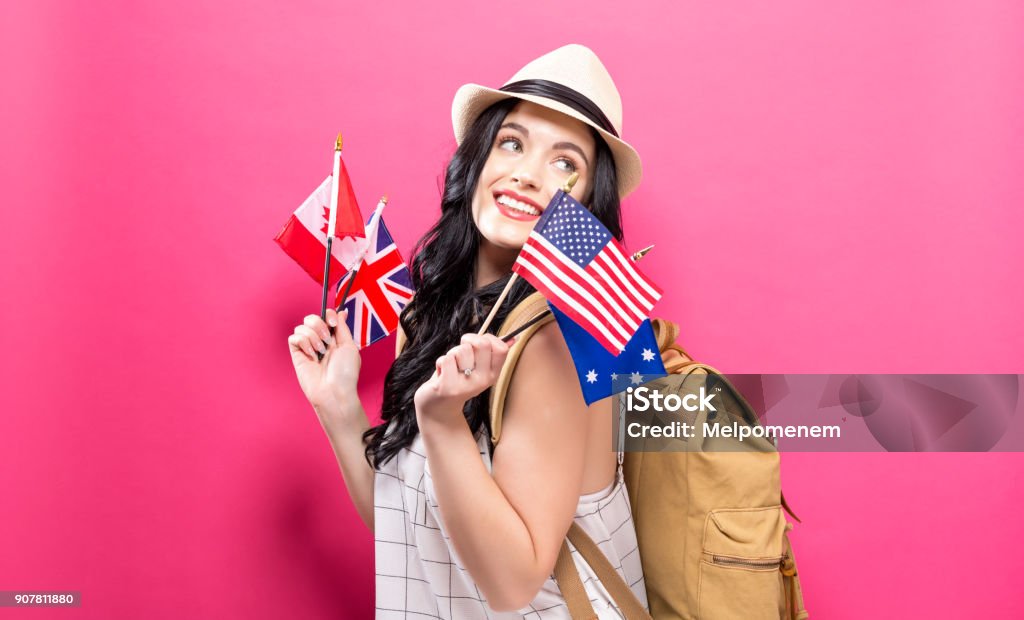 Mujer con las banderas de países de habla inglesa - Foto de stock de Inglaterra libre de derechos