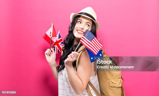 Mujer Con Las Banderas De Países De Habla Inglesa Foto de stock y más banco de imágenes de Inglaterra - Inglaterra, Bandera, Hablar