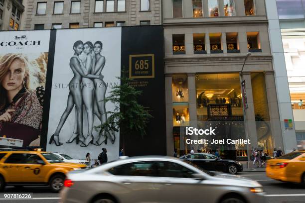 Foto de Loja Da Tommy Hilfiger Fifth Avenue Nova Iorque e mais fotos de  stock de New York City - New York City, Loja, Estado de Nova York - iStock