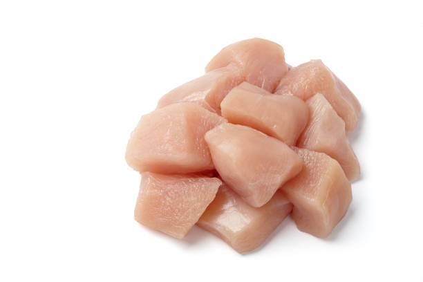 흰색 배경에 고립 된 원시 닭 입방체 - chicken raw chicken breast meat 뉴스 사진 이미지