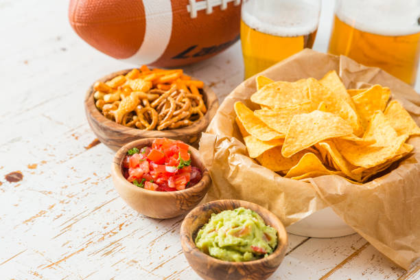 football party food, championship game day, nachos salsa guacamole - lanche da tarde imagens e fotografias de stock