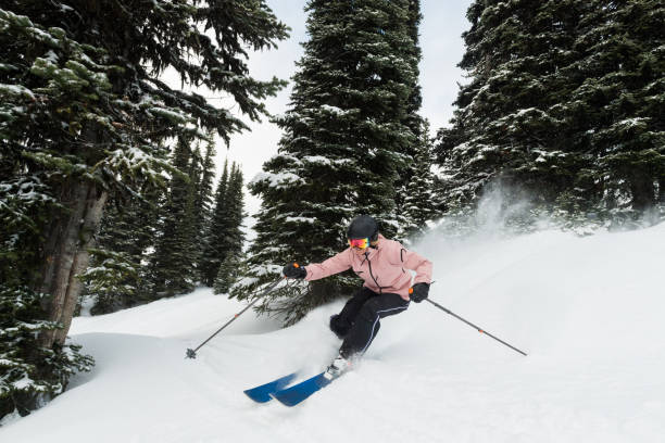 poudre d’athlète féminine ski - skiing powder snow canada winter photos et images de collection