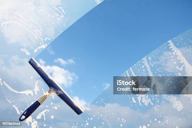 Rasqueta De Goma Limpia Una Ventana Jabonosa Y Despeja Una Franja De Cielo Azul Con Nubes Concepto De Transparencia O La Limpieza De Primavera Espacio De Copia En Segundo Plano Foto de stock y más banco de imágenes de Honestidad