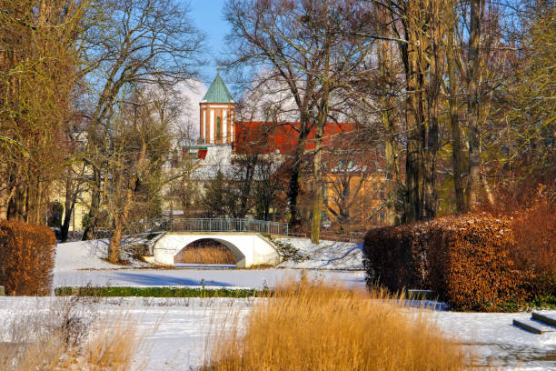 сенфтенберг питер-и-поль-черч - winter city germany brandenburg стоковые фото и изображения