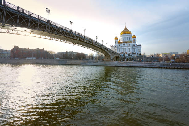 cathedral of christ the savior in moscow - patriarchal cross imagens e fotografias de stock